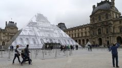 Povodně v Paříži. Turisté procházejí kolem uzavřeného muzea Louvre