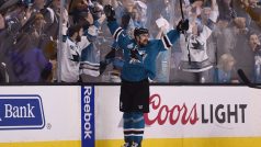 Joonas Donskoi se raduje nejen z vítězného gólů, ale celkového vítězství ve třetím duelu proti Pittsburghu