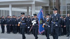 Slavnostní nástup 40 policistů před jejich odjezdem do Makedonie