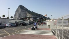 Gibraltar od Španělska odděluje hranice (na snímku).