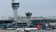 Letadlo Tureckých aerolinií na Atatürkově letišti v Istanbulu (13. 2. 2016)