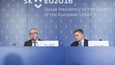 Šéf Evropské komise Jean-Claude Juncker a premiér Robert Fico na tiskové konferenci v Bratislavě