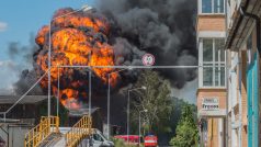 Požár zachvátil jednu z budov v průmyslovém areálu TOMA v Otrokovicích