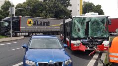 Nehoda autobusu MHD a kamionu v Břevnově si vyžádala pět raněných