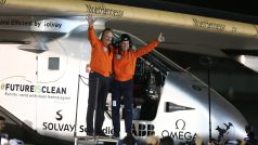 Piloti Solar Impluse 2 slaví dokončení cesty kolem světa po přistání v Abú Zabí