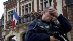 Francouzský policista hlídá radnici ve obci Saint-Étienne-du-Rouvray