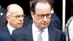 Francouzský prezident François Hollande a ministr vnitra Bernard Cazeneuve (vzadu) v Saint-Etienne-du-Rouvray