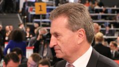 Evropský komisař Günther Oettinger navrhuje, aby se v EU sjednotily sociální dávky pro migranty na úrovni chudších zemí EU