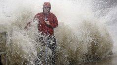 Florida, hurikán Hermine. Novinář na floridském pobřeží se snaží reportovat o tom, co se děje