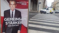 Kampaň pře druhým kolem prezidentské volby v Rakousku. Na plakátě kandidát Alexander Van der Bellen