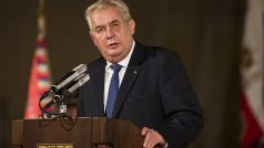 Prezident Miloš Zeman předává státní vyznamenání (ilustrační snímek z 28. října 2014).