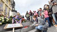 Akademici a studenti položili květiny u sochy TGM na Hradě