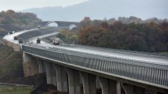 Dálnice D8, poblíž obce Prackovice nad Labem