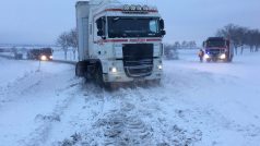 Hasiči museli u obce Kočí na Chrudimsku v Pardubickém kraji vyprošťovat kamion