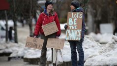 Lidé protestující proti plánované stavbě ropovodů Keystone XL a Dakota Access