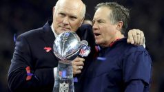 Kouč Bill Belichick vpravo dává svůj první rozhovor jako pětinásobný vítězs Super Bowlu