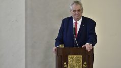 Miloš Zeman na tiskové konferenci, kde oznámil svoji další kandidaturu