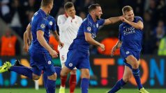 Marc Albrighton se spoluhráči slaví rozhodující gól