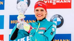 Gabriela Koukalová s trofejí za vítězství v hodnocení sprintů