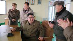 Severokorejský vůdce Kim Čong-un sleduje na fotografii státní agentury KCNA test nového raketového motoru