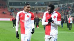 Fotbalisté Slavie Simon Deli (vlevo) a Michael Ngadeu