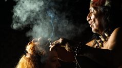 Šaman v ekvádorské Amazonii během skutečného obřadu ayahuasky