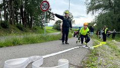 Český rekord v dálkovém vedení vody mezi Sloupem a Novým Borem má na kontě na 400 dětí z hasičských kroužků