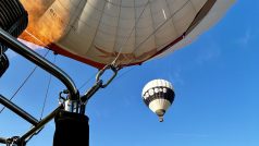 Tři desítky horkovzdušných balonů zaplnily nebe nad vodní nádrží Rozkoš