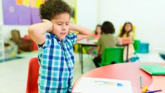 Autistům mohou vadit hlasité zvuky, například ruch ve třídě