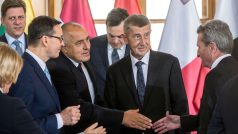 Premiér Andrej Babiš a další státníci na jednání s eurokomisařem Güntherem Oettingerem (vpravo) v Praze