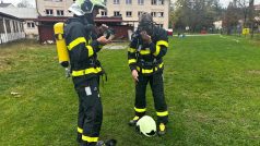 Studenti požární ochrany ve Střední škole v Semilech při tréninku