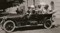 František Ferdinand d`Este s chotí při odjezdu z kasáren v Sarajevu 28. 6. 1914, krátce před prvním atentátem. Vpředu řidič Leopold Lojka, osobní myslivec Gustav Schneiberg, uprostřed hrabě František Harrach a generál Oskar Potiorek