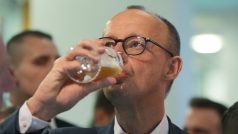 Volební lídr unie CDU/CSU Friedrich Merz slaví vítězství ve volbách do německého parlamentu