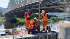 Ústí nad Labem, silnice u Benešova mostu. Vytažení protipovodňové klapky