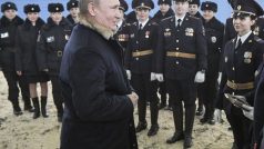 Vladimir Putin mezi policejními důstojníky