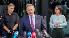 Lídr FDP Christian Lindner a předsedové Zelených Annalena Baerbocková s Robertem Habeckem