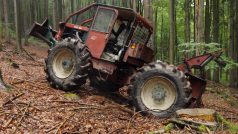 Na náročnou práci se Zuzaně hodí kovový lesní traktor