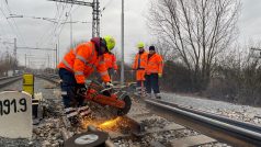 Opravné práce na železniční trati u Prosenic