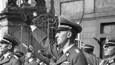 Pražský hrad v neděli 28. září 1941 dopoledne. SS-Gruppenführer Reinhard Heydrich se právě oficiálně ujal vlády nad protektorátem Čechy a Morava