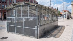 Uzavřený vstup do podchodu u českobudějovického nádraží
