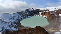 Jezero Viti v kaldeře sopky Askja na Islandu. Za hřebenem se rozkládá další, větší jezero Öskjuvatn