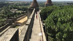 Z hradeb Carcassonne je potřeba podívat se i na druhou stranu, do dáli. Jen tak pochopíte, jak významné zdejší opevnění bylo