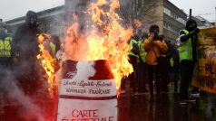 V Nantes několik protestujících zapálilo &quot;voličské karty.&quot;