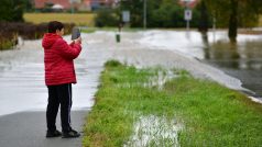 Zaplavená silnice mezi Mněticemi a Černou za Bory