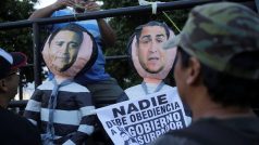 Demonstrace v Tegucigalpa v Hondurasu. Vlevo odsouzený Tony Hernández, vpravo jeho bratr a prezident země Juan Orlando Hernández
