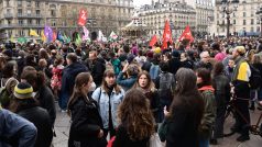Demonstrace porti důchodové reformě v Paříži