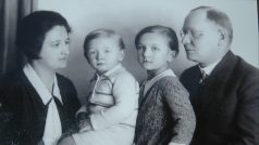 Hana Lustigová-Hnátová s rodiči a bratrem Arnoštem