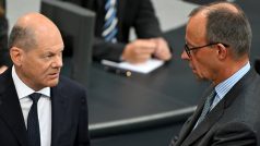 Německý kancléř Olaf Scholz (vlevo) a předseda CDU Friedrich Merz