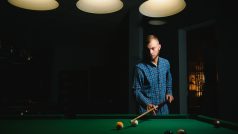 Mladý muž hraje billiard