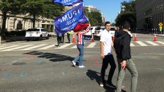 Zastánce Trumpa s transparentem v ulicích Washingtonu